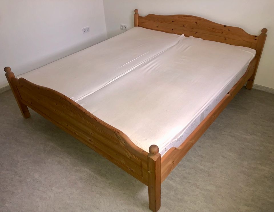 Bett Doppelbett 1,90m x 2,10m inkl. Lattenrost und Matratzen in Gotha
