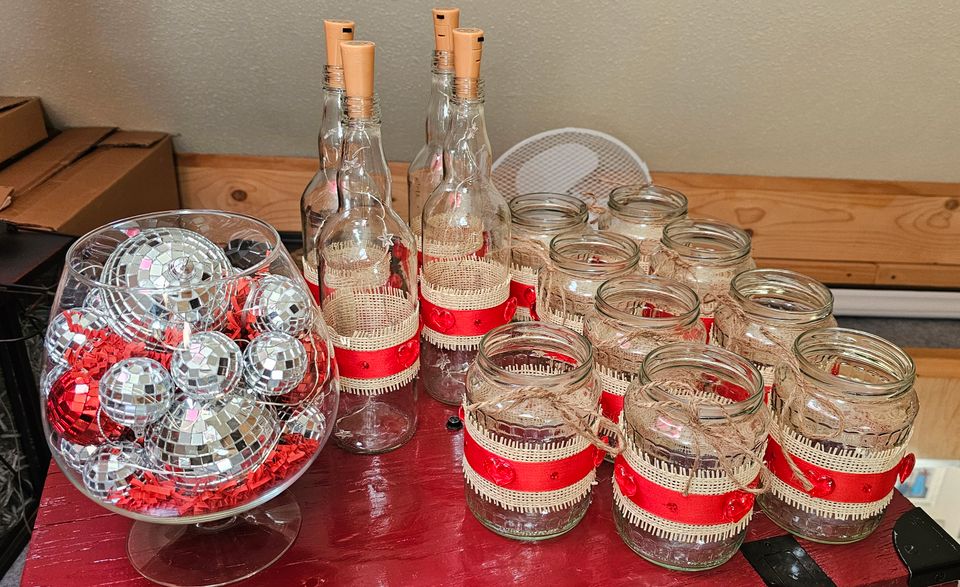 Tischdeko Hochzeit Geburtstag Vasen Flaschen Bestecktaschen Band in Wilkau-Haßlau