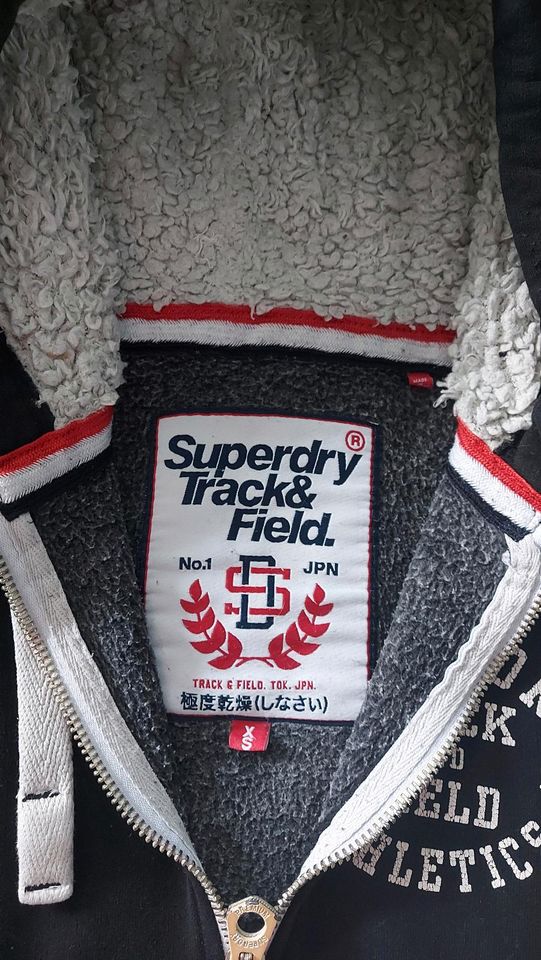 Superdry Hoodie & Hose in Wehrheim