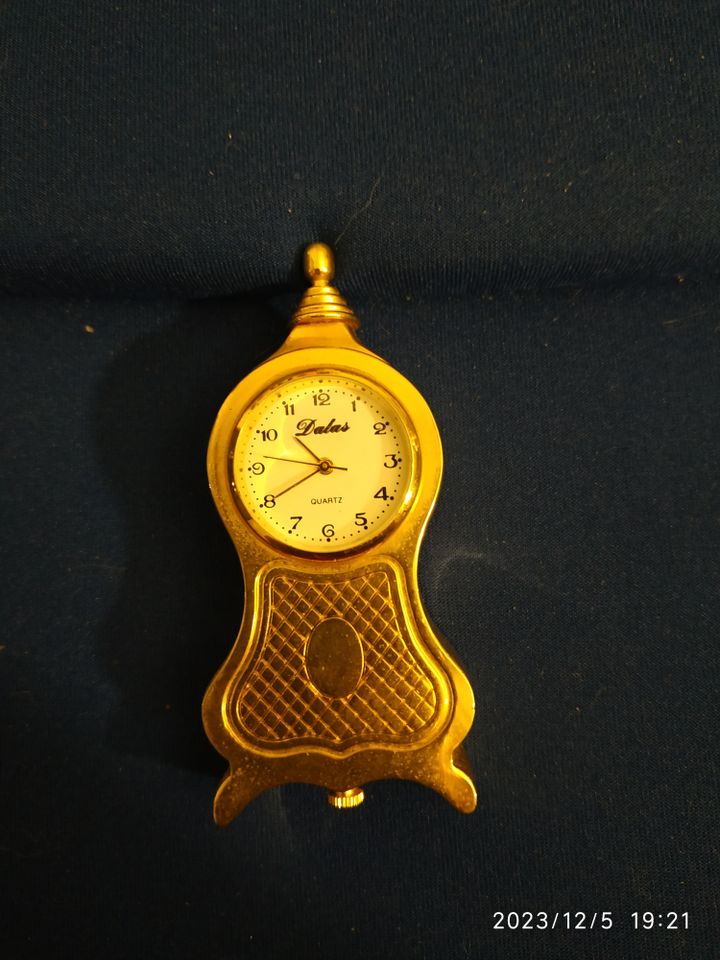 Miniaturuhr in goldfarben elegante Form wie ein kleiner Zwiebeltu in Marktredwitz