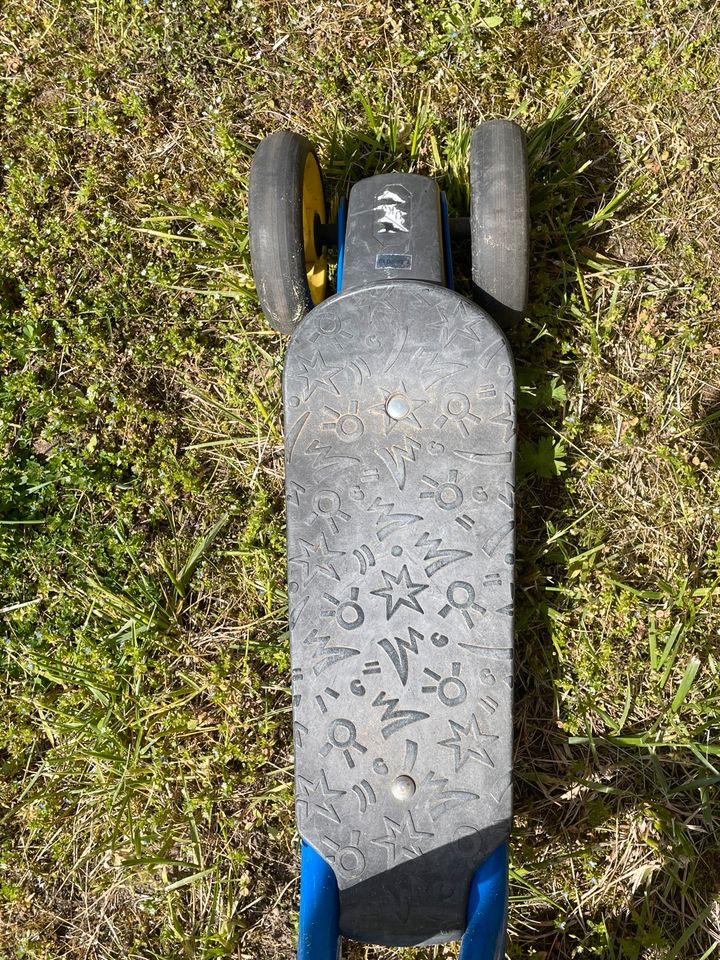 Kleiner Puky Roller blau gelb dreirädrig in Neustadt am Rübenberge