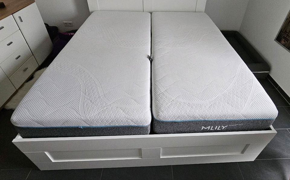 IKEA Bett Brimnes mit Matratzen (OHNE KOPFTEIL!) in Meerbusch