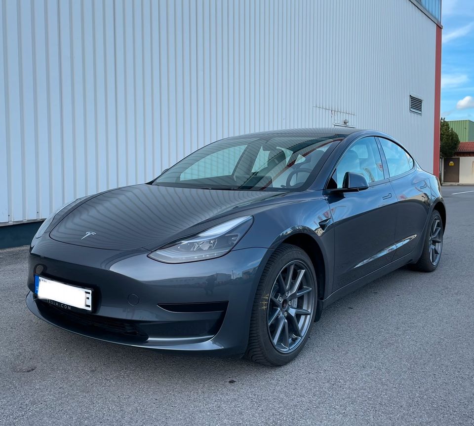 Tesla Model 3 RWD 60 kWh LFP Grau / Weiß SR+ in Hohenroth bei Bad Neustadt a d Saale