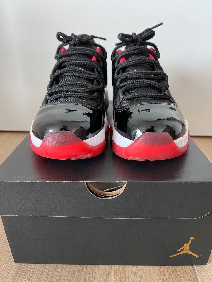 Jordan 11 Bred Retro 43 in Oerlinghausen