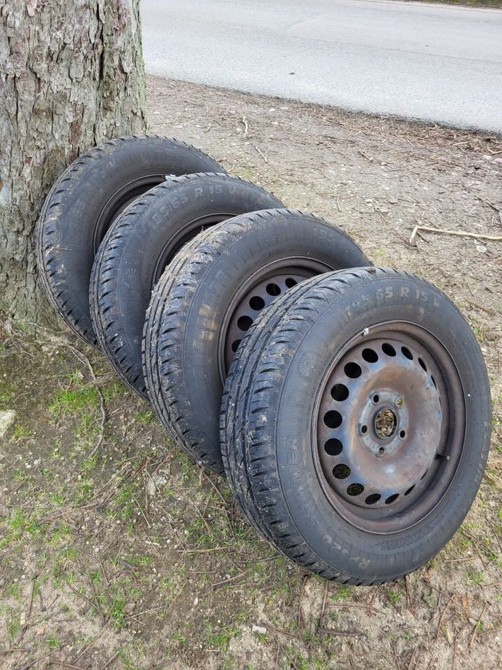 4 Sommerreifen auf Stahlfelgen, 195/65 R15 V, hergestellt 08/19 in Gnutz