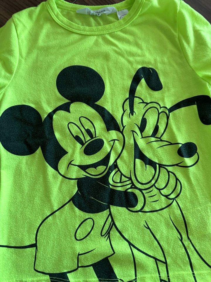 H&M Disney Mickey und Goofy Shirt Neongrün Größe 110-116 in Berlin