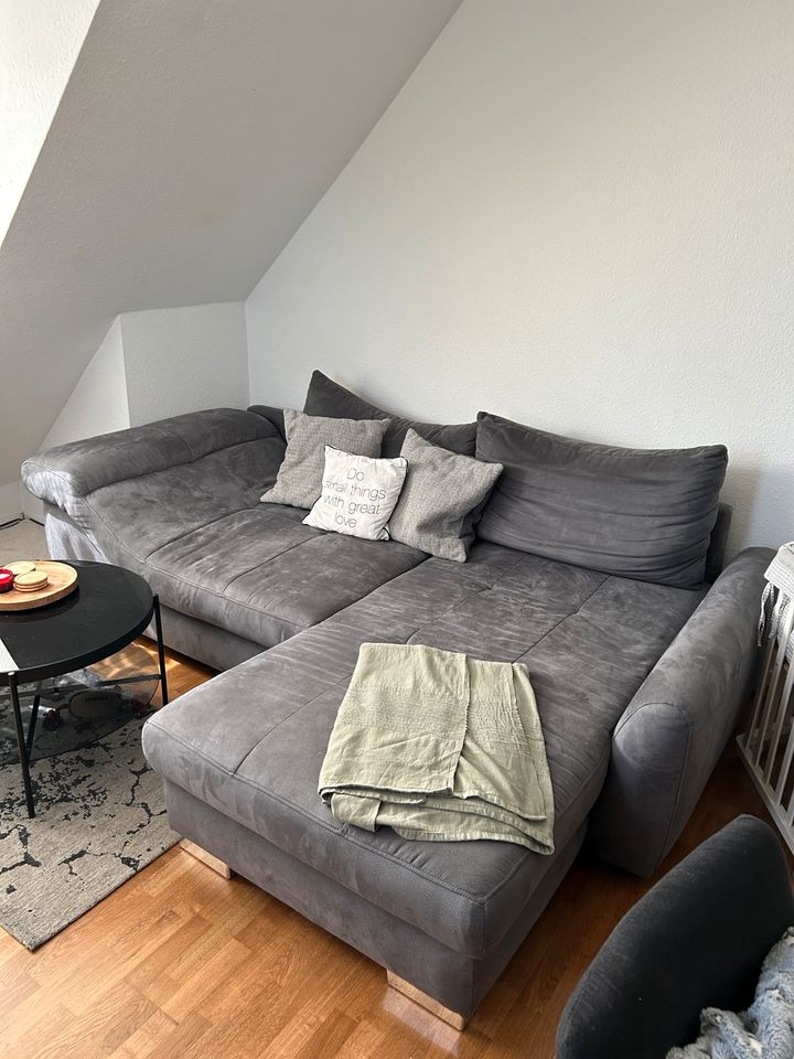 Zu verschenken: Couch mit Gebrauchsspuren (Hundehaushalt) in Ingelheim am Rhein