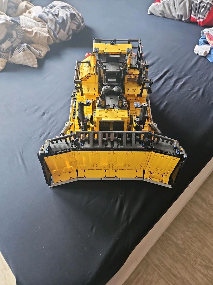 LEGO® Technic 42131 Appgesteuerter Cat® D11 Bulldozer in Baunatal