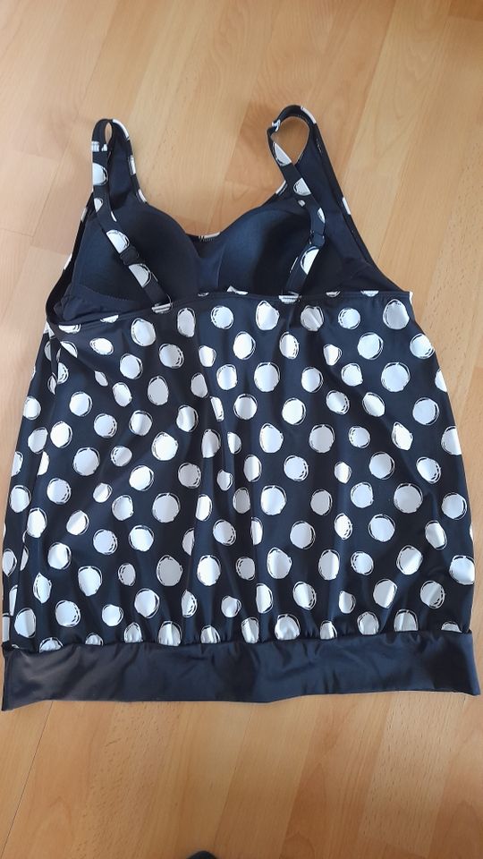 1 Tankini Oberteil; schwarz-weiß gepunktet Gr. 48/50 lt. Etikett in Rothenburg