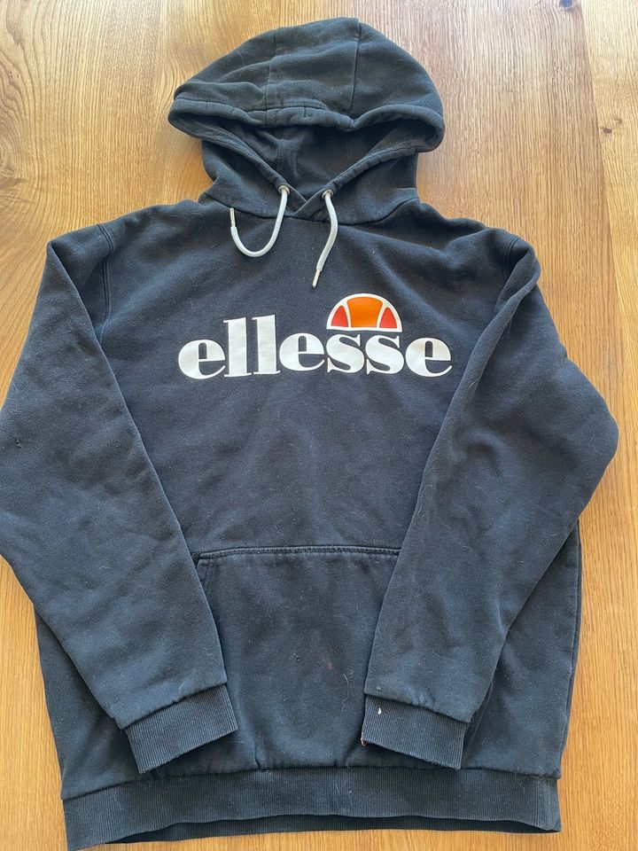 Kleiderpaket 7 Teile Nike*ellesse* Gr. M/L in Dresden