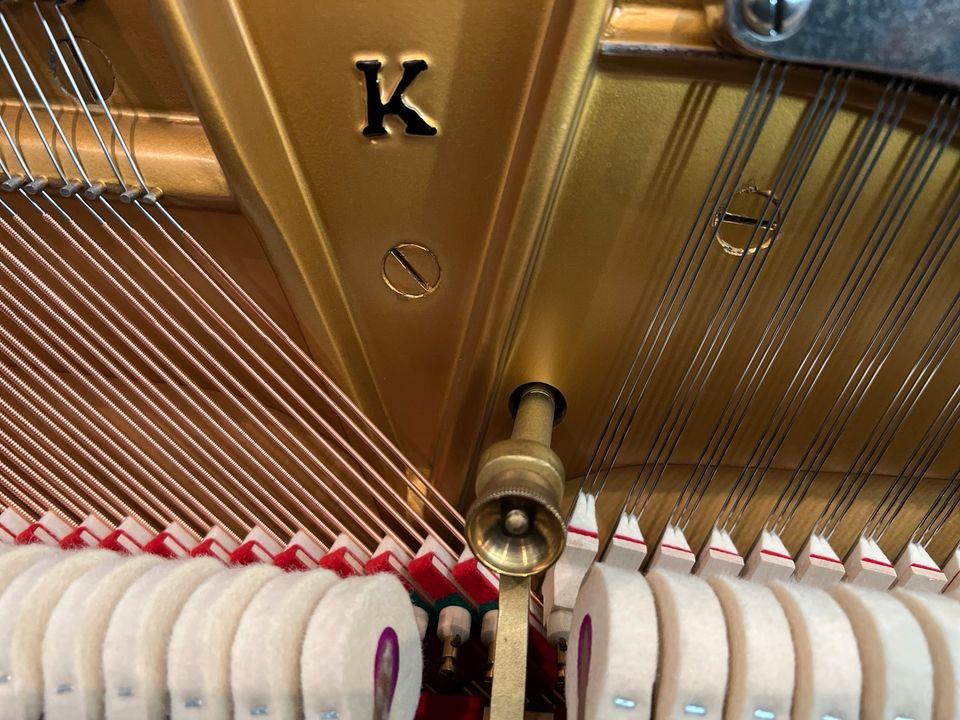 Steinway & Sons K 132 hergestellt in Hamburg Delivery worldwide in Weidhausen