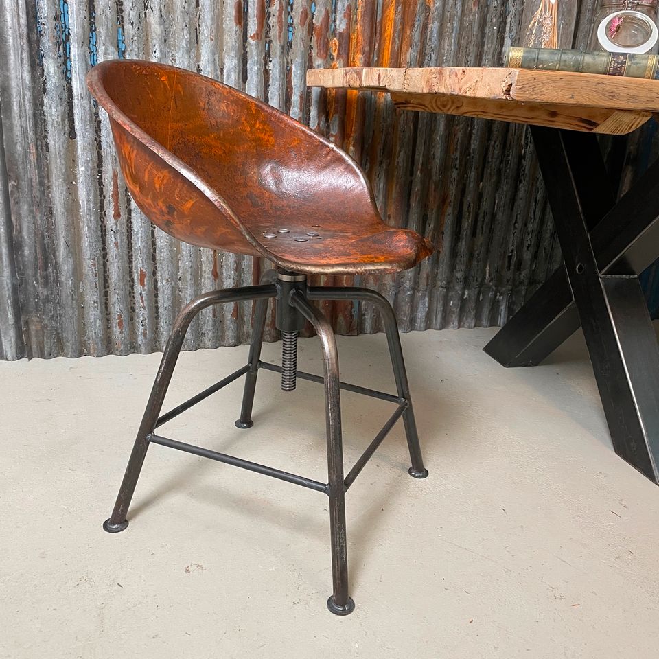 Restaurierte Traktor Metall Stühle & Hocker mit verschiedenen Gestellen | Originale Traktoren Schalen Sessel | Industrial Vintage Landhaus Stil Interior Design Sessel Lounge Bar Theke Kneipe Inventar in Berlin