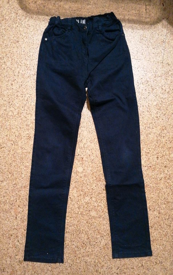 Jeans, dunkelblau Mädchen slim Gr. 152, wie neu in Ilsede