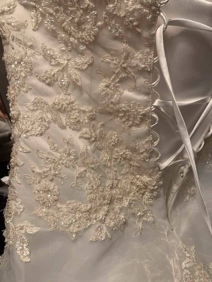 Hochzeitskleid Brautkleid m. Bolero und Reifrock in Leipzig