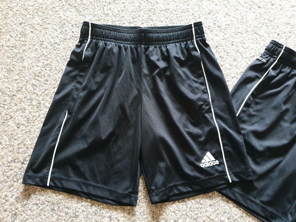 Gr 140, 2 adidas kurze Sporthose Shorts Bermuda wie neu in Landau a d Isar