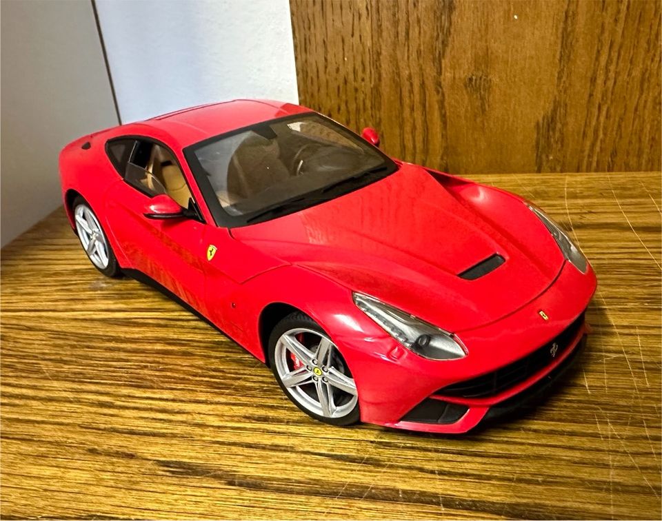 Modellauto 1:18 ELITE Ferrari F12 Berlinetta Hot-Wheels in Frankfurt am Main