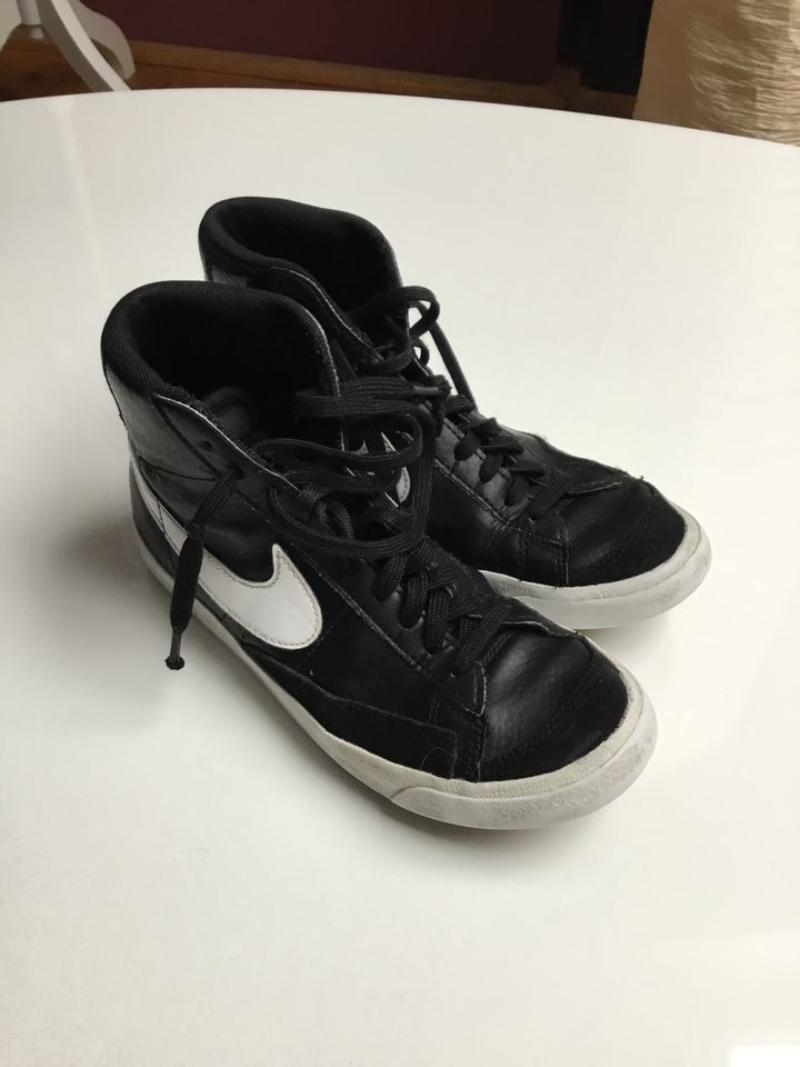 Nike High Sneakers Gr. 38 US 5.5 Schwarz Neuwertig in Mainz