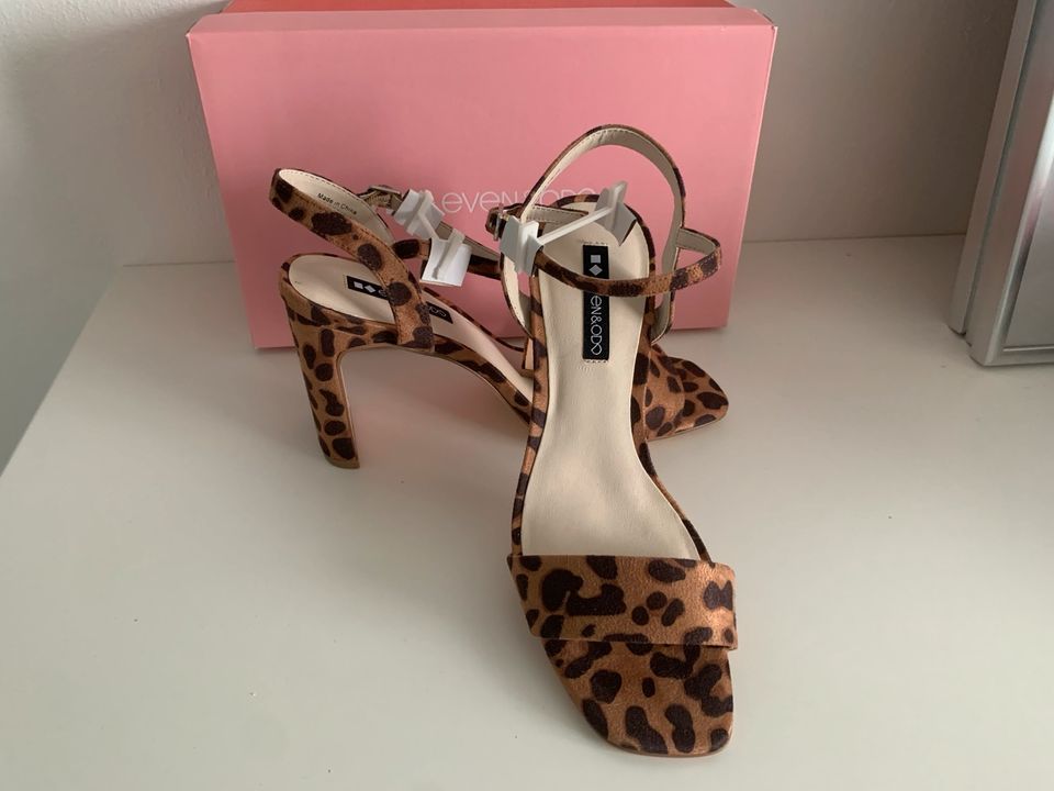 Aufregender Schuh Sandalen Highheels Absatz Leo 38 neu Fellimitat in Baar-Ebenhausen