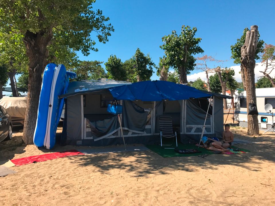 Wohnwagen steht in Kroatien auf der Insel Rab -Lopar Campingplatz in Gießen