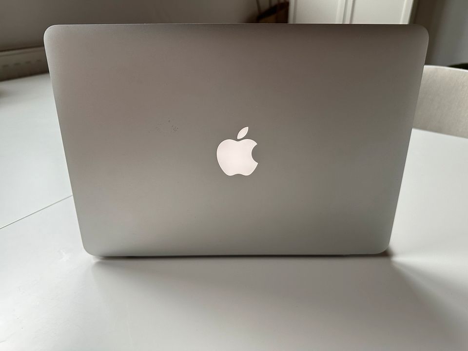 Apple Mac Book Pro 13,3 Zoll 2015, 256gb, Retro leuchtender Apfel in Düsseldorf