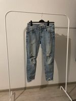 Zara Jeans Slim Fit mit cut outs Größe 32 Brandenburg - Kyritz Vorschau