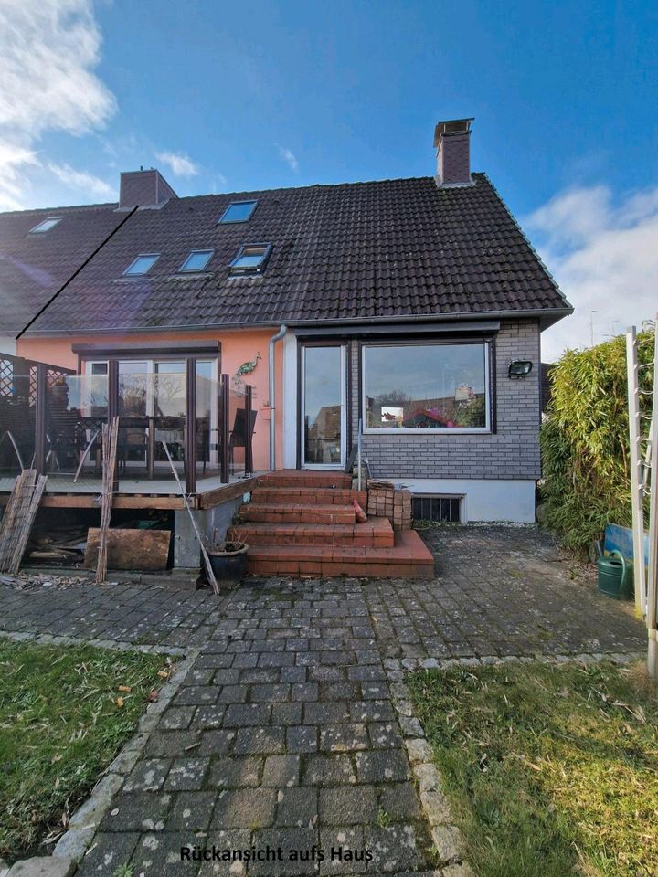 Großes REH in ruhiger Lage mit Vollkeller,Carport und Garage in Kiel