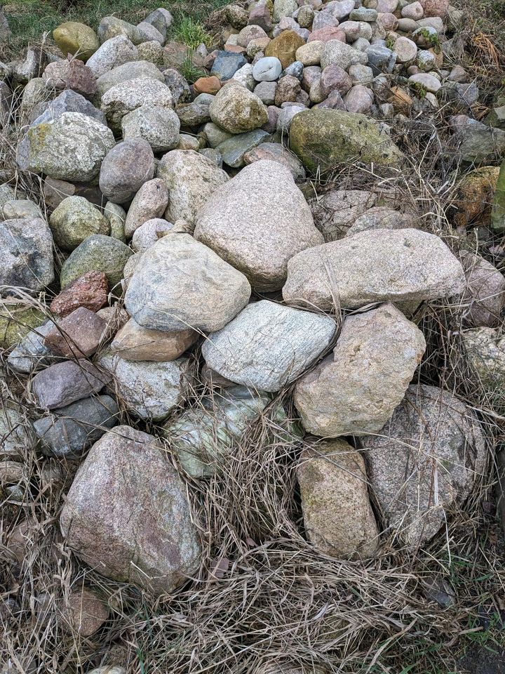 Feldsteine Kies Kieselsteine Natursteine verschiedene Durchmesser in Luso