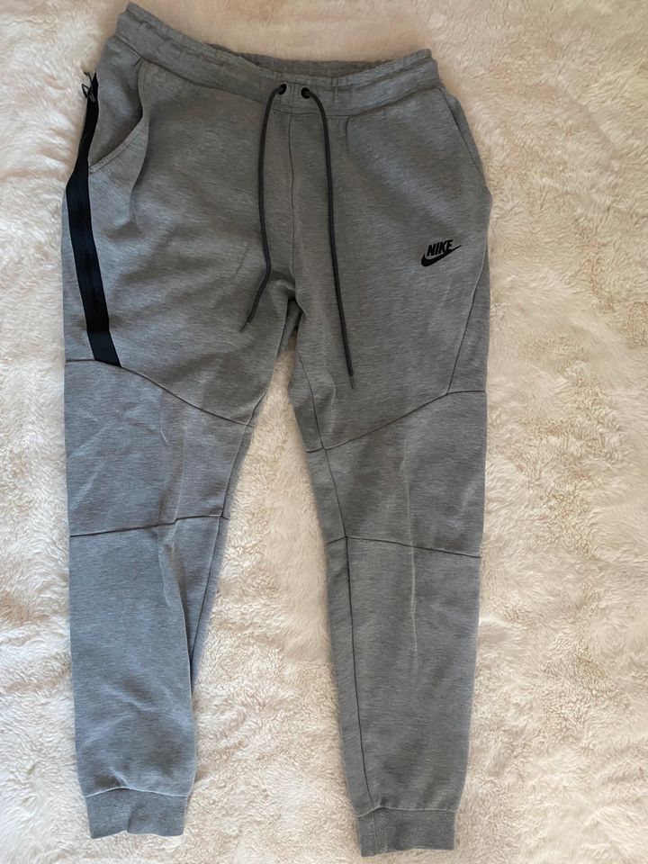 Nike Tech Fleece Jogginghose hellgrau M in Wentorf