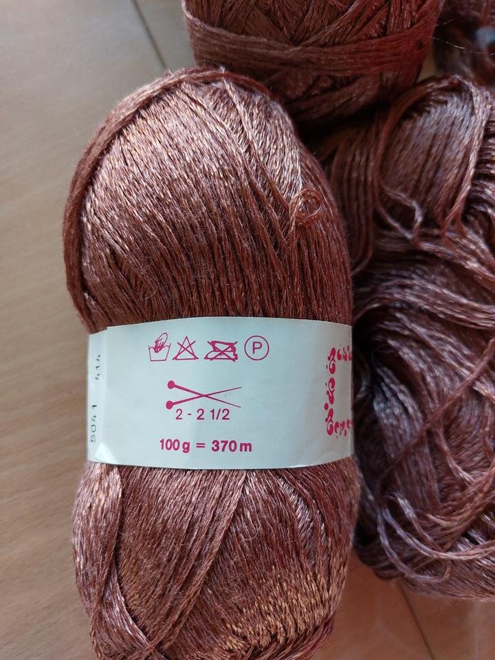 190 g Garngemisch (50% Polyacryl/50% Acetate), glänzend, in Braun in Aidenbach