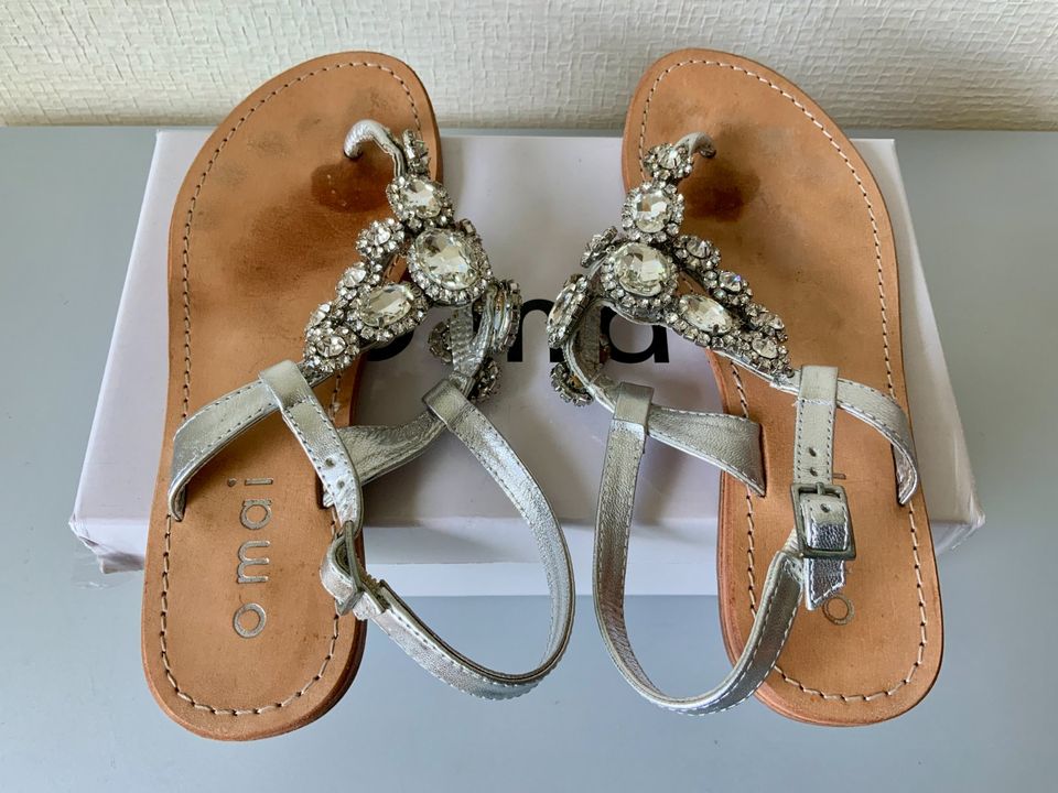 OMAI Zehentrenner Sandalen mit Swarovski Kristallen Gr. 38 Silber in Berlin