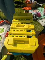 Hot Wheels Kiste mit Straßenführung, Fahrbahnen und Autos Schleswig-Holstein - Raisdorf Vorschau