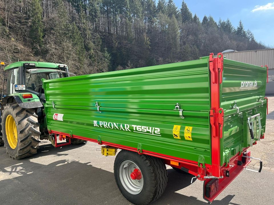 Mutterboden Transporte Rindenmulch Heckenschnitt Traktor Grüngut in Prüm