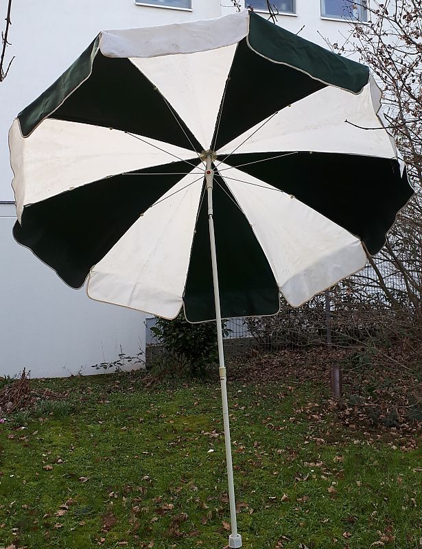 Sonnenschirm grün/weiß gestreift von Knirps, Durchmesser 2 m in Brühl