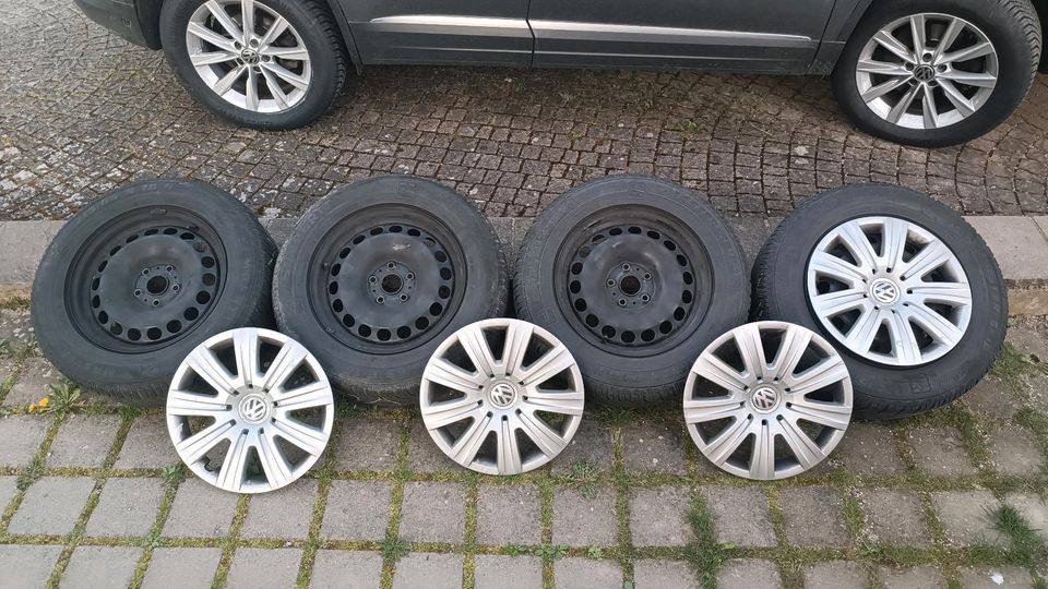 Satz Winterreifen VW Tiguan 5N Stahlfelgen original Radkappen in Reischach