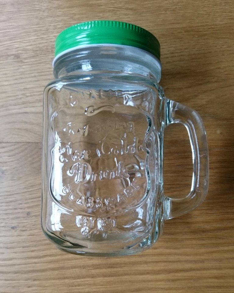 6 (Trink-) Gläser mit Deckel (Melone), Henkel, Loch für Strohhalm in Hünstetten