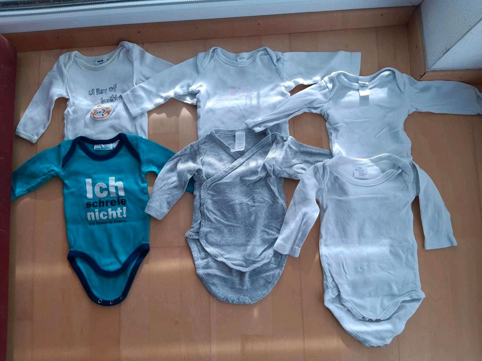 Baby Kleidungspaket Gr 50 56 Bodies Strumpfhosen Hosen in Landshut