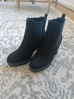 ASOS DESIGN Chelsea Boots in Schwarz mit Absatz und dicker Sohle Schleswig-Holstein - Kiel Vorschau