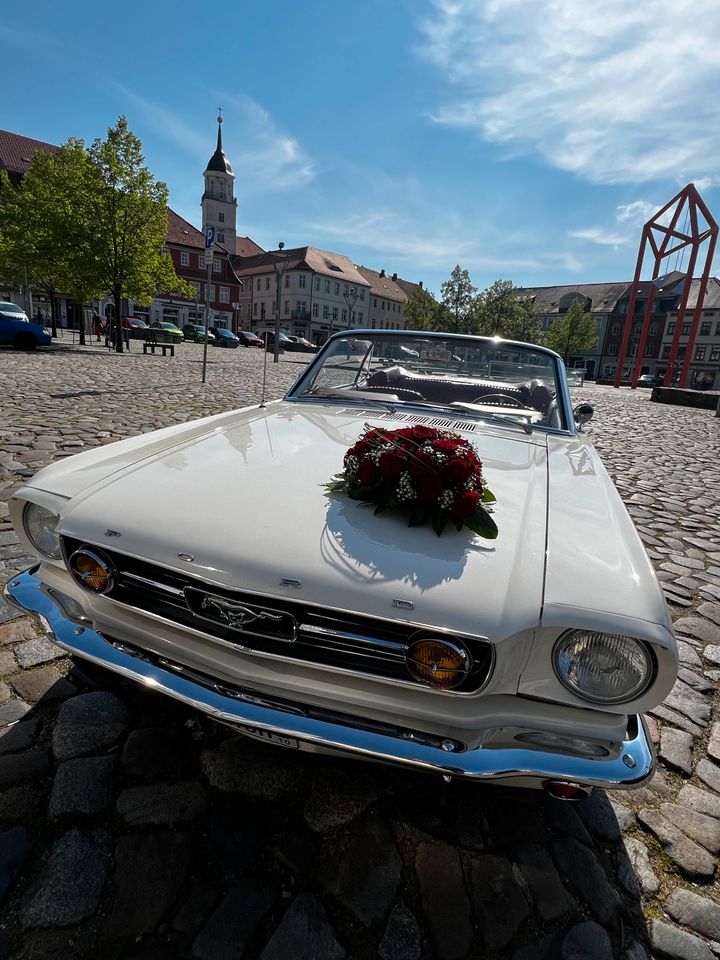 Mustang als Hochzeitsauto mieten - schickes weißes Cabrio mit V8 in Pirna