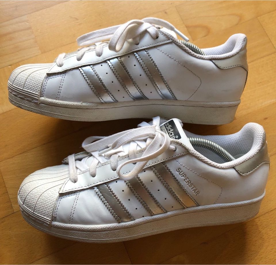 ADIDAS Superstar weiß - Streifen silber Gr. 38 2/3 / UK 5 1/2 in Kr.  München - Gräfelfing | eBay Kleinanzeigen ist jetzt Kleinanzeigen