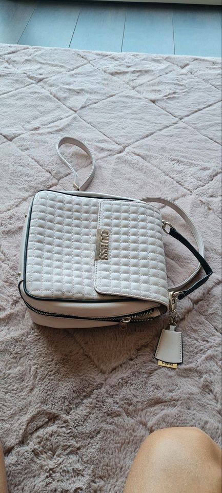 Guess rucksack tasche Creme weiss gesteppt schwarz Silber Details in Gerolsheim