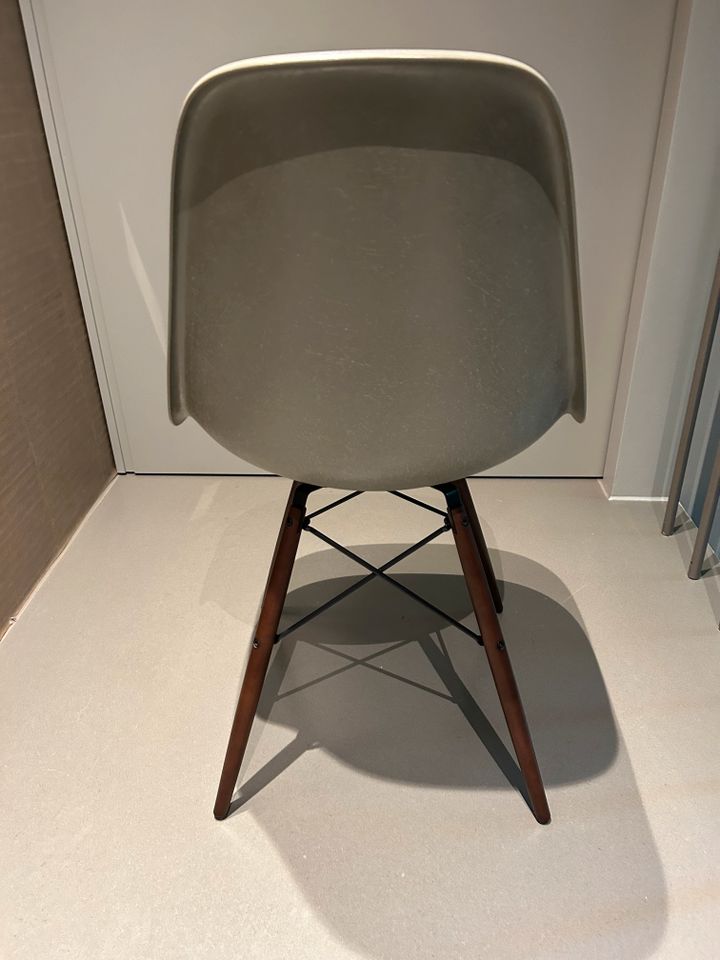 VITRA Eames Fiberglas Side Chair Ausstellungsstück wie Neu in Grünwald