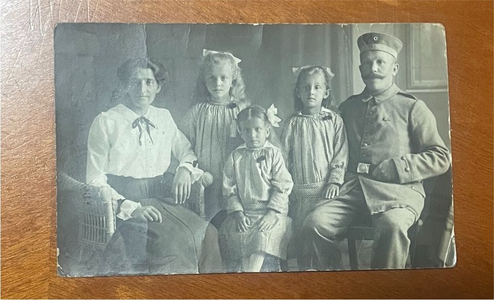 1. Weltkrieg Deutscher Soldat mit Frau und Kinder Foto Postkarte in Schwerin