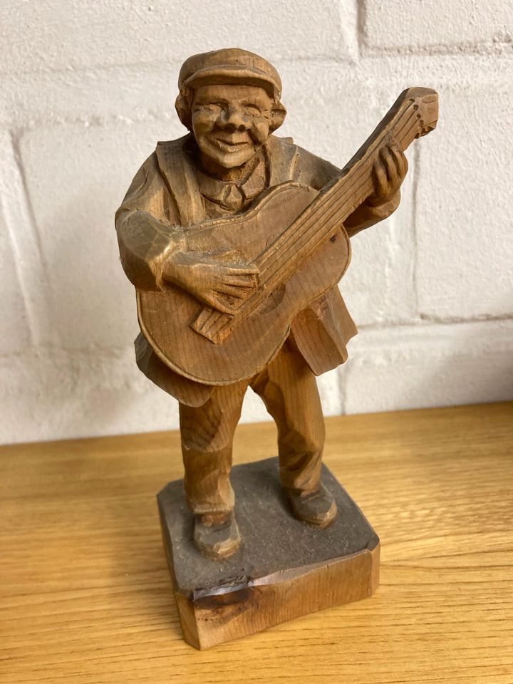 Geschnitzte Figur Holzfigur Gitarrenspieler Mann mit Gitarre Holz in Meerbusch