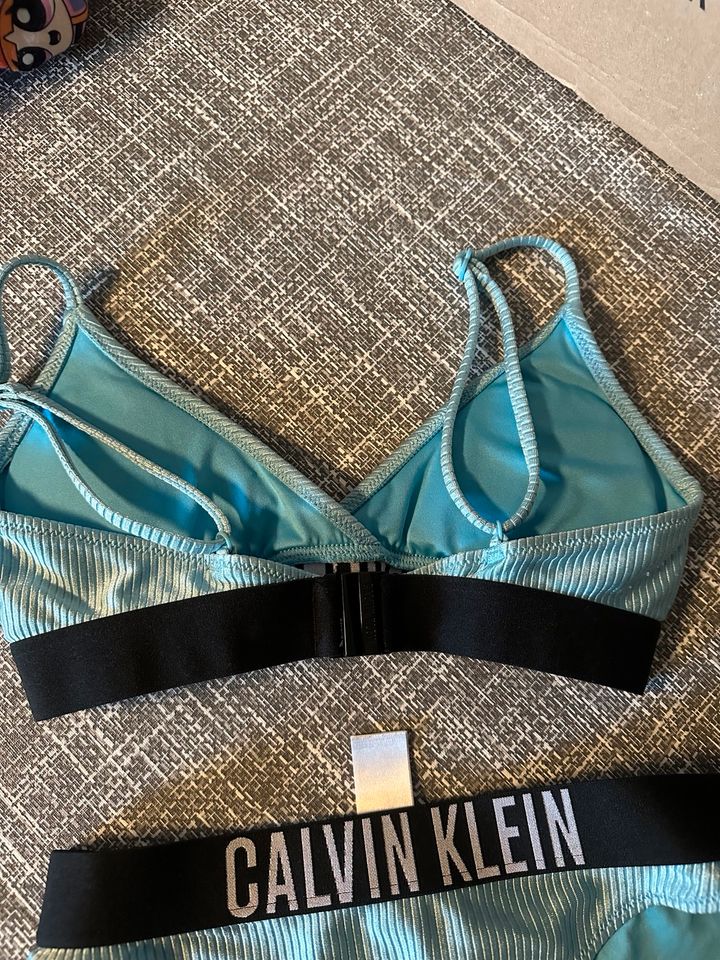 Mädchen Calvin Klein Bikini hell blau mit Schimmer Gr. 134/140 in Neunkirchen