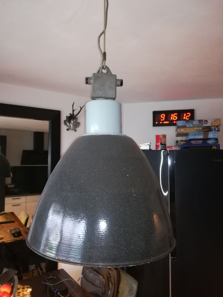 mega große schwarze antike Industrial-Lampe Emaille in Grabenstätt