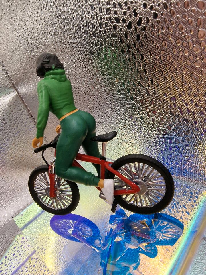 1:18 Figur Fahrradfahrerin in Dachwig