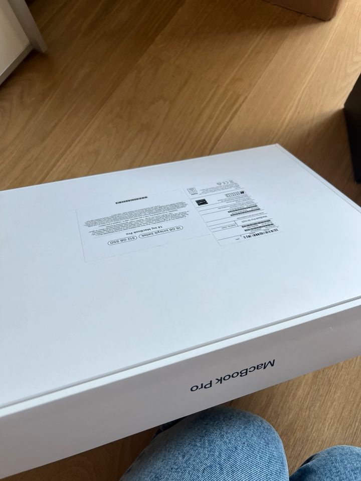 Leere MacBook Pro 14 Zoll Box in München