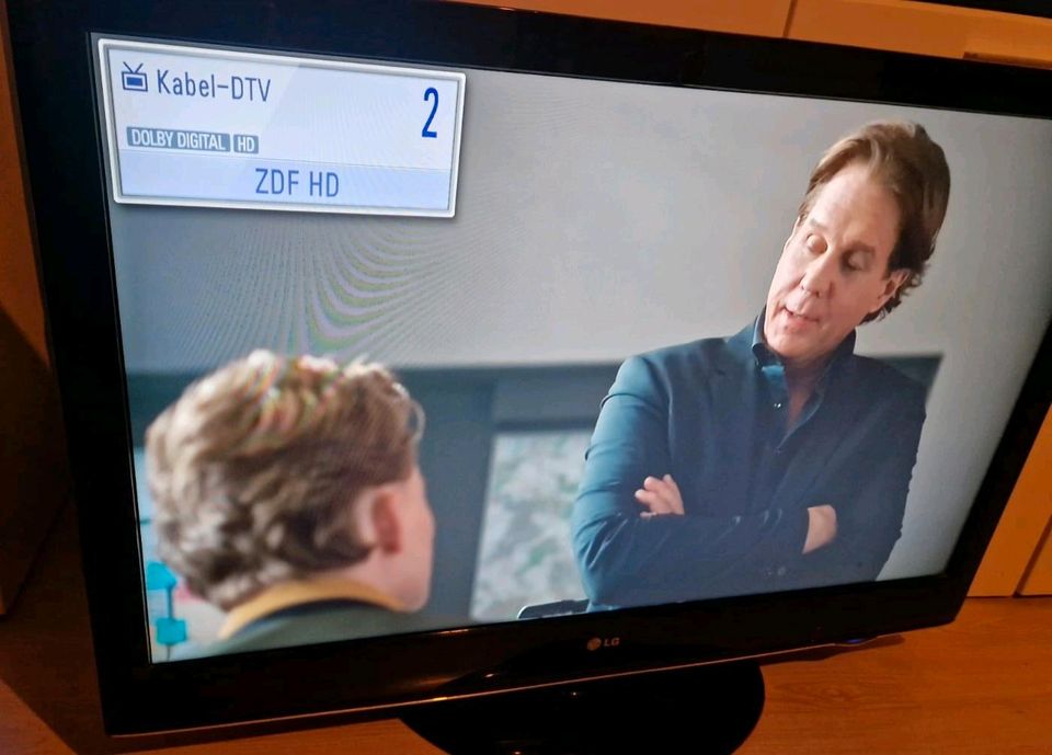 LG Fernseher 42LD420 mit Fernbedienung in Hannover