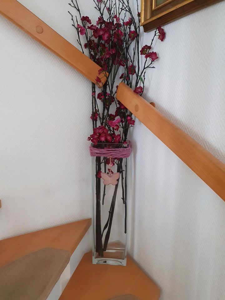 Große Vase mit Blumen in Mettmann