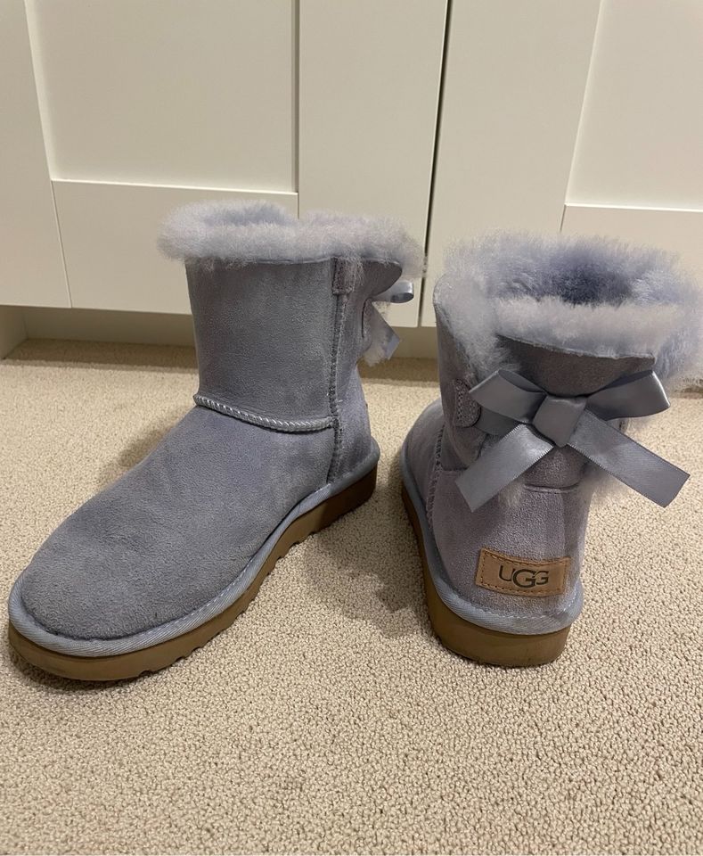 UGG Boots / Stiefeletten Gr. 36, hellblau mit Schleife in Neustadt am Rübenberge